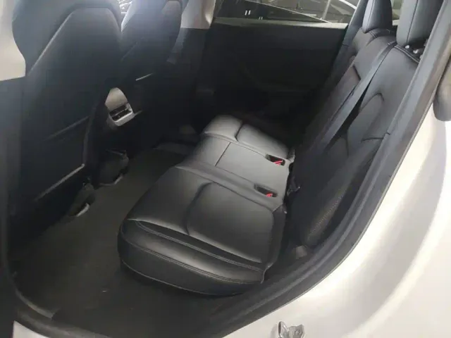 Tesla Model Y — Фото автомобиля 16