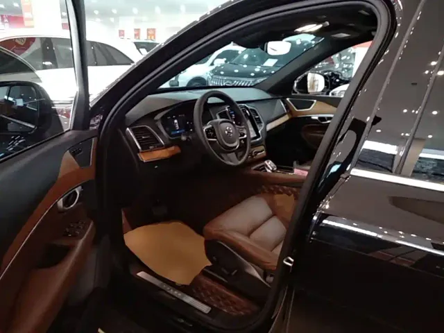 Volvo XC90 — Фото автомобиля 15