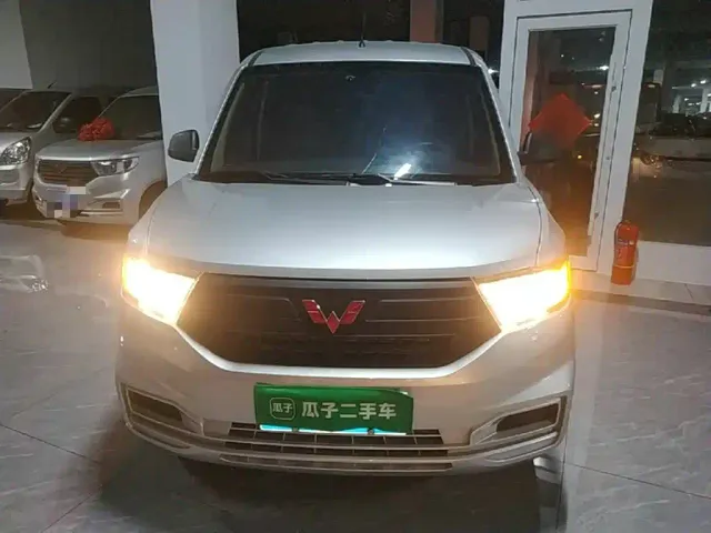 Wuling Hongguang V — Фото автомобиля 2