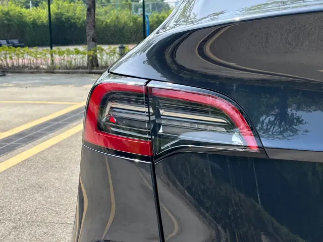 Tesla Model Y — Фото автомобиля 12
