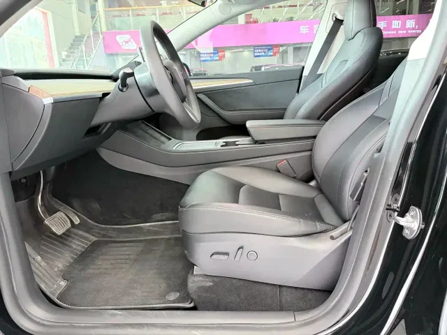 Tesla Model Y — Фото автомобиля 9