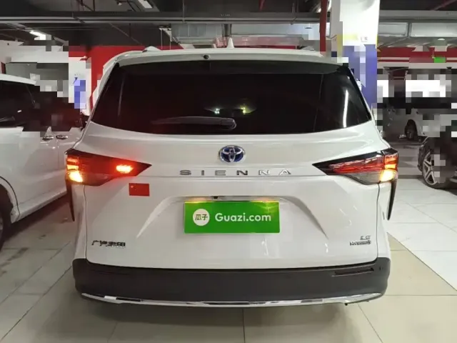 Toyota Sienna — Фото автомобиля 5