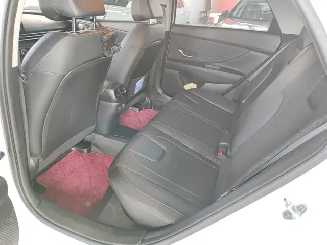 Hyundai Elantra — Фото автомобиля 16