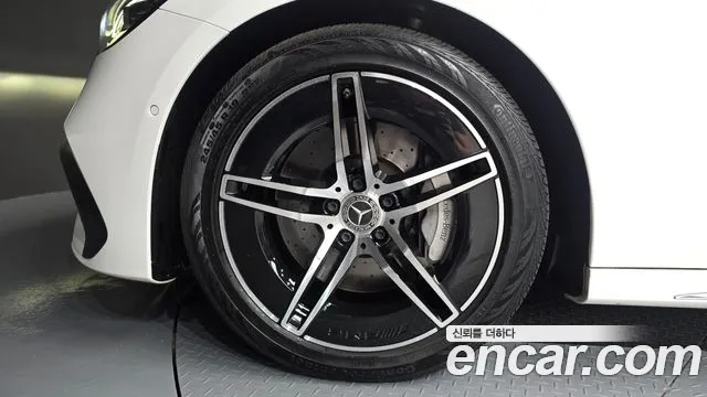 Mercedes-Benz E-Class — Фото автомобиля 2