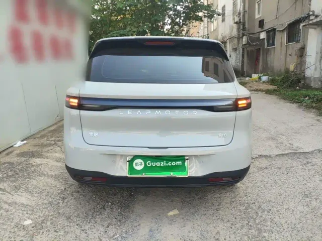 Leapmotor B10 — Фото автомобиля 5