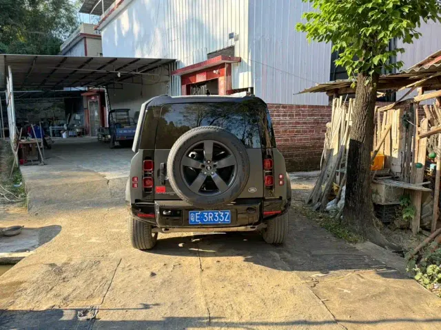 Land Rover Defender — Фото автомобиля 6