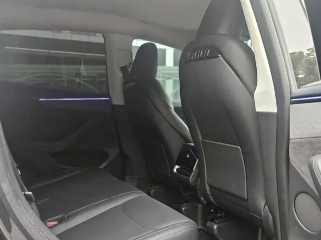 Tesla Model Y — Фото автомобиля 11