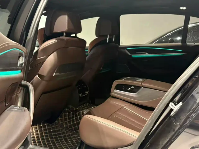 BMW 5 Series — Фото автомобиля 5
