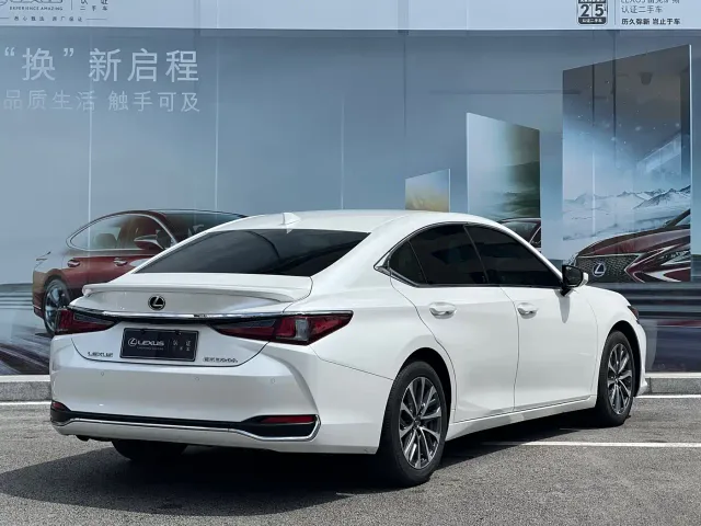 Lexus ES — Фото автомобиля 4