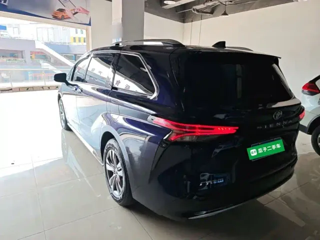Toyota Sienna — Фото автомобиля 4
