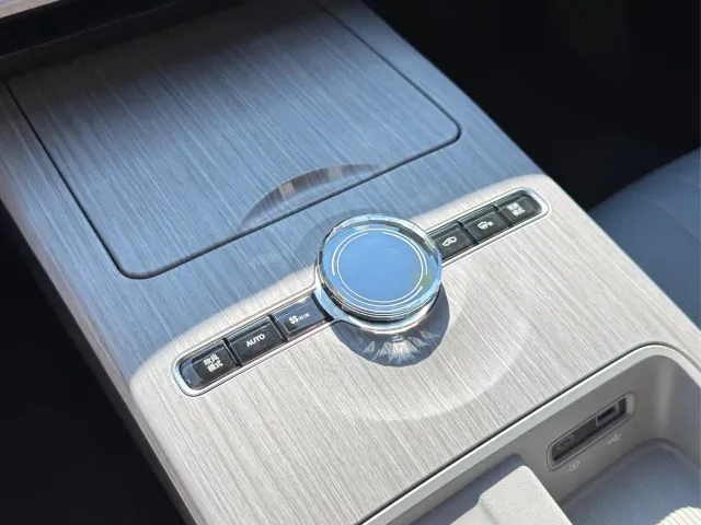 Geely Galaxy E8 — Фото автомобиля 17
