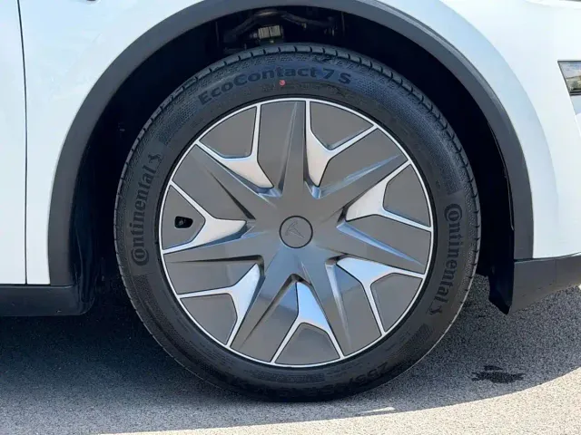 Tesla Model Y L — Фото автомобиля 6