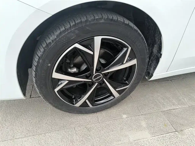 Roewe i5 — Фото автомобиля 22