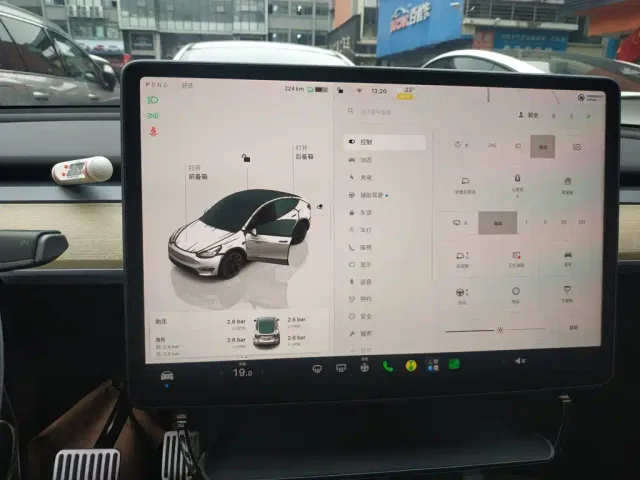 Tesla Model Y — Фото автомобиля 12