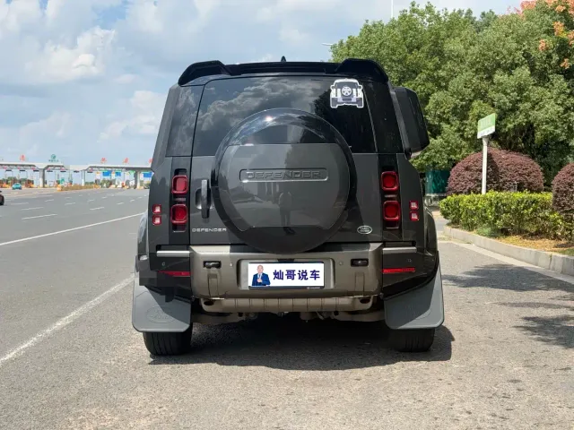 Land Rover Defender — Фото автомобиля 10
