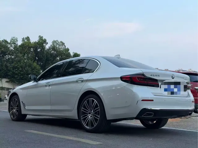 BMW 5 Series — Фото автомобиля 9