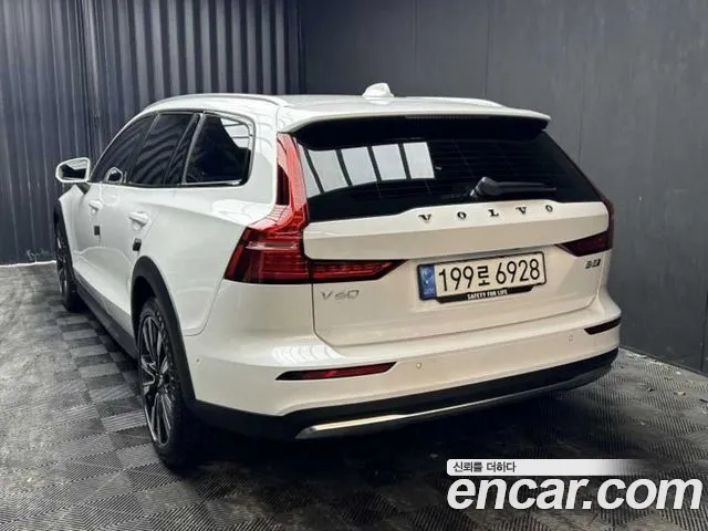 Вольво V60 V60 Cross Country 2 поколение B5 Ultimate AWD — Фото автомобиля 4