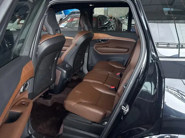Volvo XC90 — Фото автомобиля 8
