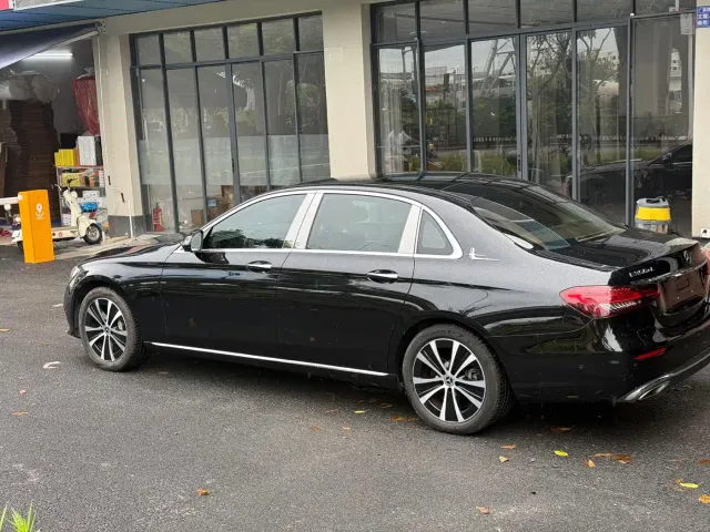 Mercedes-Benz E-Class — Фото автомобиля 3