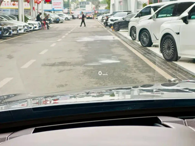 Bentley Flying Spur — Фото автомобиля 12