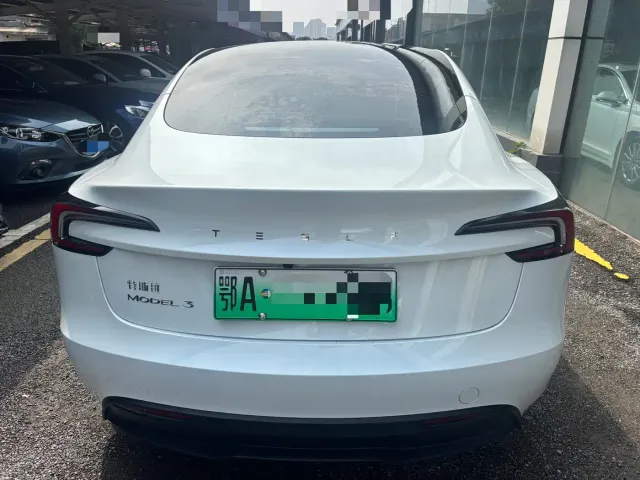 Tesla Model 3 — Фото автомобиля 15