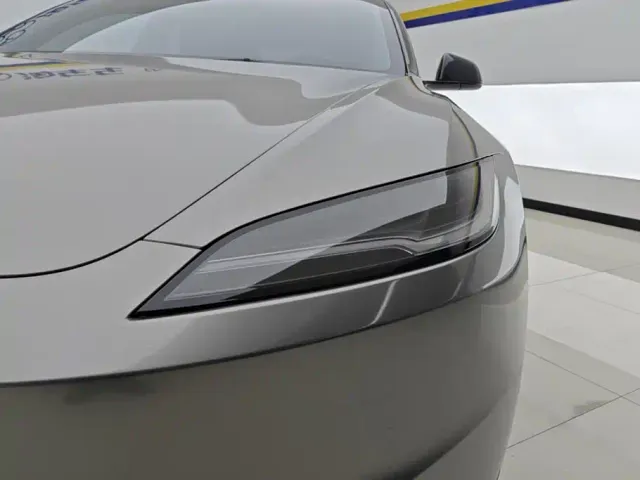 Tesla Model 3 — Фото автомобиля 5