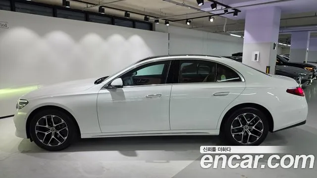 Mercedes-Benz E-Class — Фото автомобиля 3