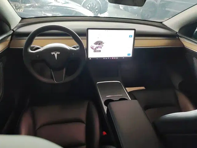 Tesla Model Y — Фото автомобиля 9