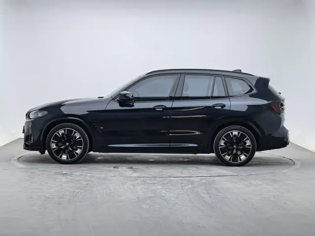 BMW iX3 — Фото автомобиля 2