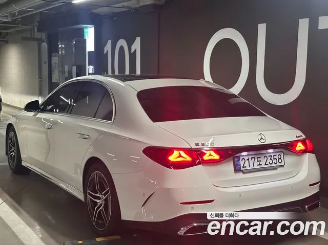 Mercedes-Benz E-Class — Фото автомобиля 3