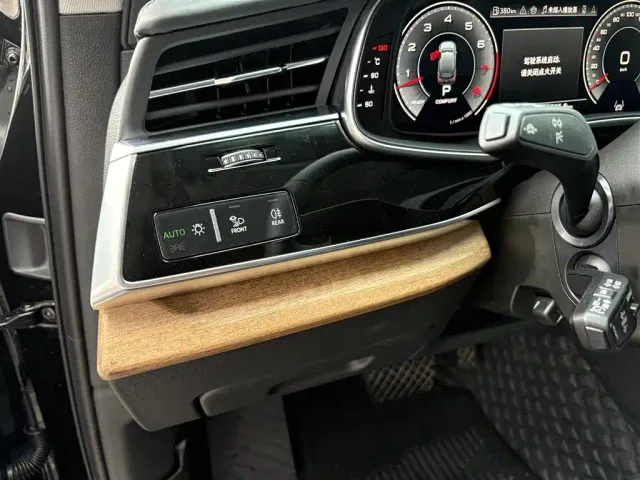 Audi Q7 — Фото автомобиля 12
