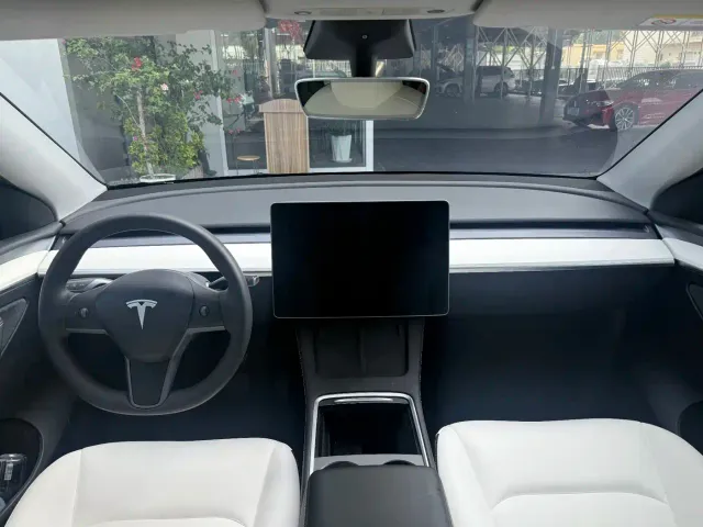 Tesla Model Y — Фото автомобиля 13