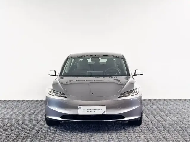 Tesla Model 3 — Фото автомобиля 2