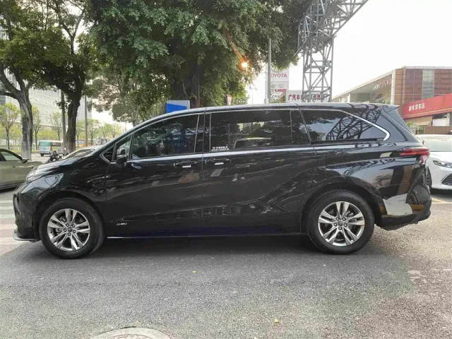 Toyota Sienna — Фото автомобиля 4