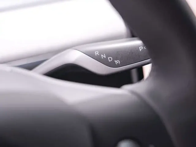 Tesla Model Y — Фото автомобиля 16
