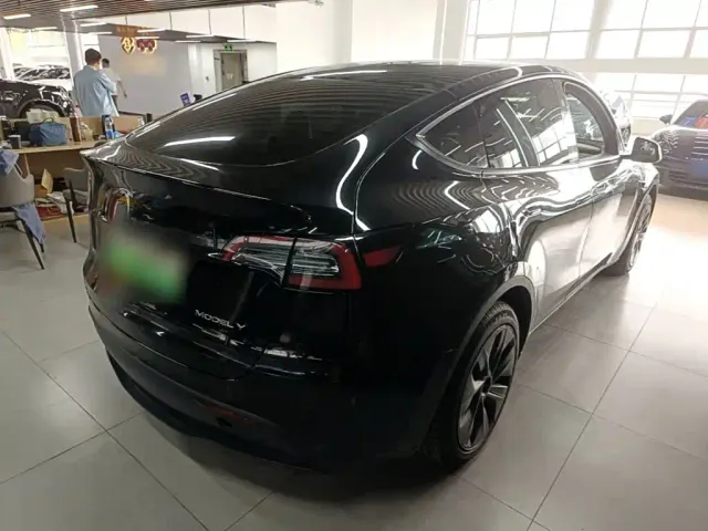 Tesla Model Y — Фото автомобиля 4