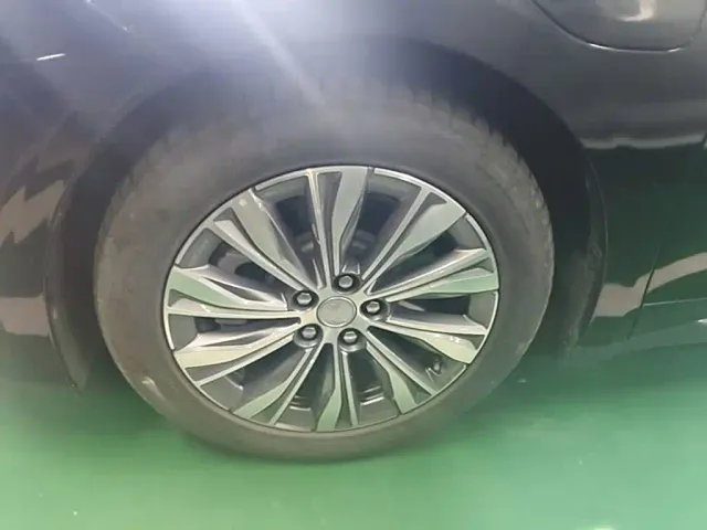 Hongqi E-QM5 — Фото автомобиля 22