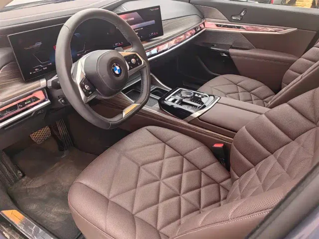 BMW 7 Series — Фото автомобиля 8