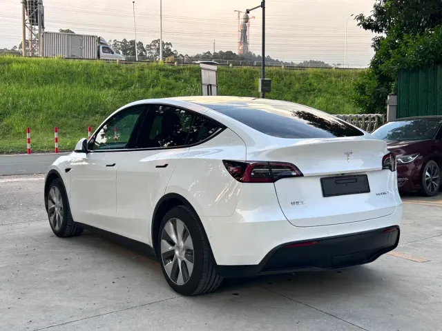 Tesla Model Y — Фото автомобиля 9
