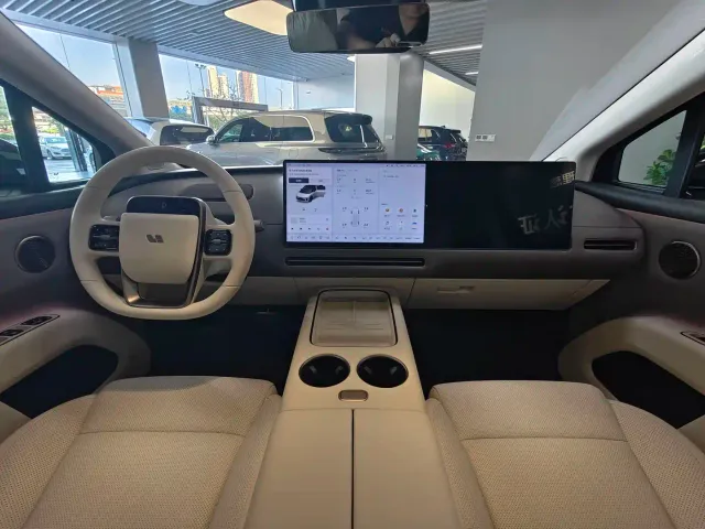 Li Auto i8 — Фото автомобиля 9