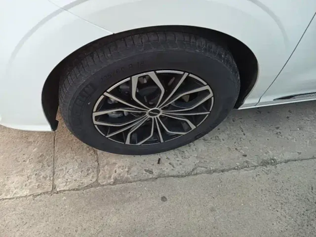 Roewe iMAX8 — Фото автомобиля 22