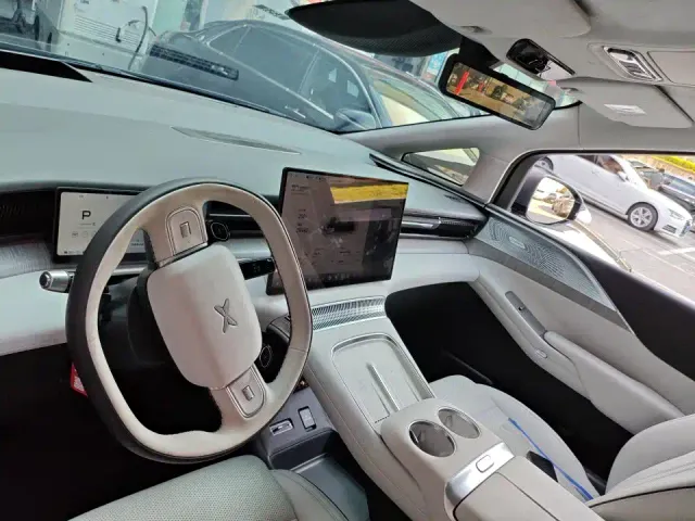 Xpeng X9 — Фото автомобиля 7