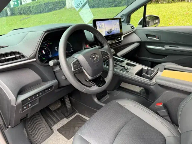 Toyota Sienna — Фото автомобиля 7