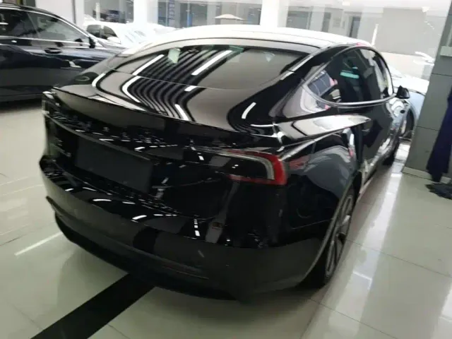 Tesla Model 3 — Фото автомобиля 6