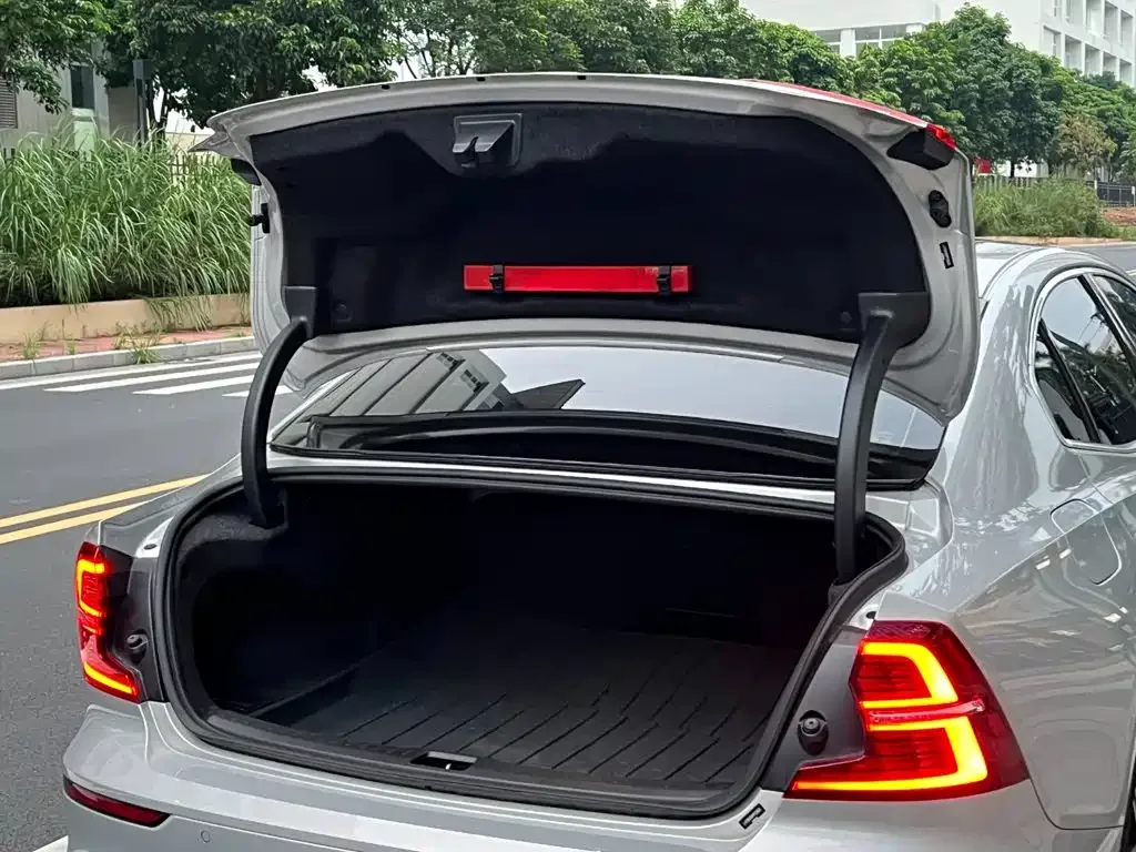 Volvo Volvo S60 2023 B4 Smart Comfort Luxury Edition — Фото автомобиля 29