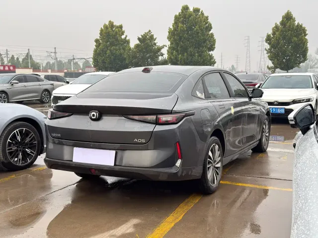 Changan Qiyuan A05 — Фото автомобиля 9
