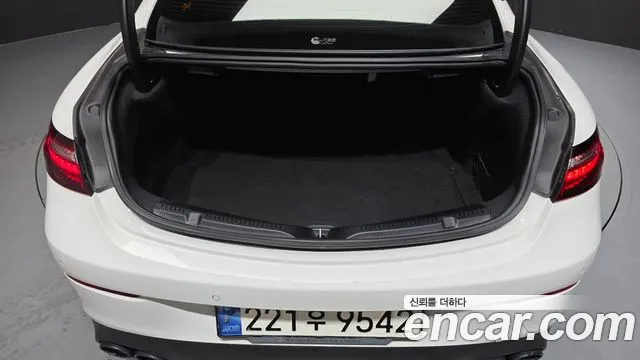 Mercedes-Benz E-Class — Фото автомобиля 12