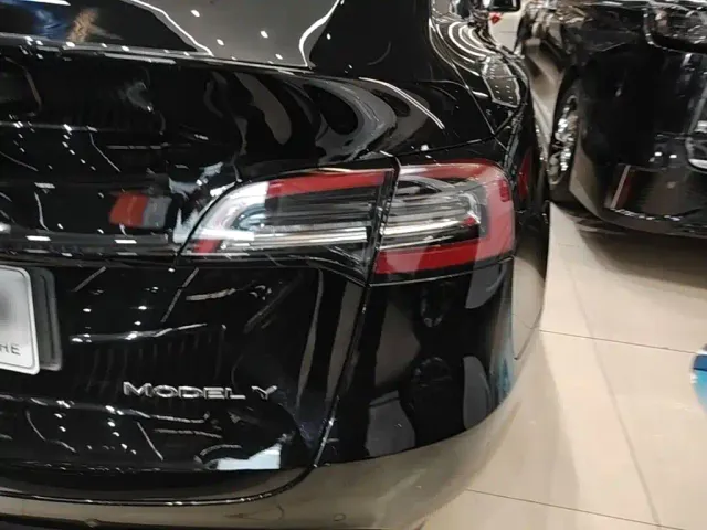 Tesla Model Y — Фото автомобиля 7