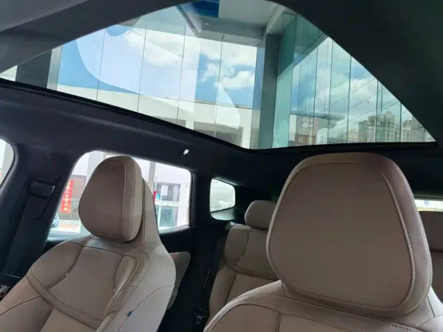 Volvo XC70 Plug-in Hybrid — Фото автомобиля 12