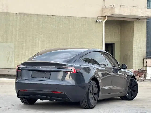 Tesla Model 3 — Фото автомобиля 10